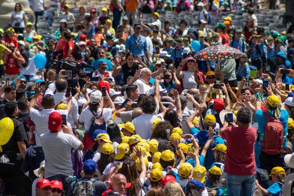 Recordamos al Papa Francisco con oración e imágenes que le son queridas: el baño de multitudes y las bendiciones a los niños durante la JMN